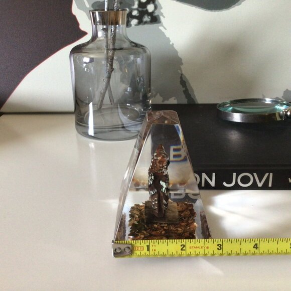 Lucite Pyramid Paperweight Hand Carved Painted Great Horned Owl MCM Mid-century - Picture 9 of 10